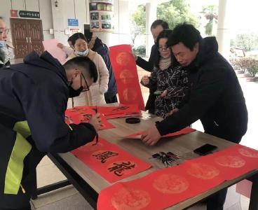 汉阳一中师生携手写春联 翰墨飘香送祝福