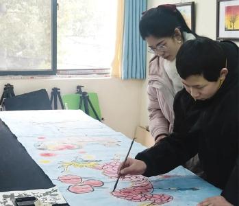 镜画家盛焰带领学生笔绘长卷闹元宵