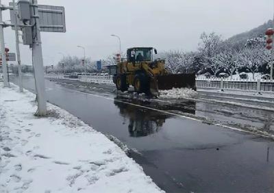 区住建局：以雪为令 积极开展清雪除冰行动