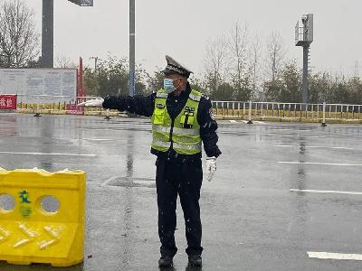新春走基层丨蔡甸59岁交警坚守春节“最后一班岗”