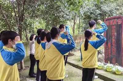 蔡甸学子清明祭扫，缅怀革命先烈