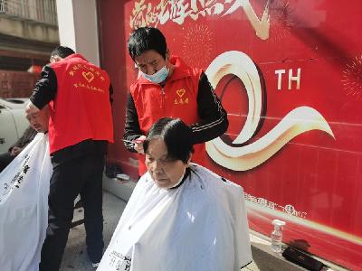 家门口享受暖心服务 蔡甸居民争当社工志愿者
