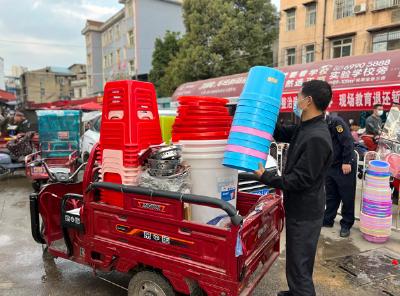 蔡甸城管亮“柔”招  商户领回暂扣物品承诺规范经营