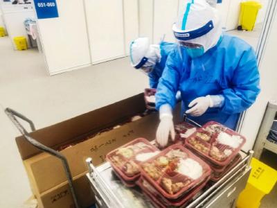 蔡甸援沪医疗队进驻上海最大方舱医院