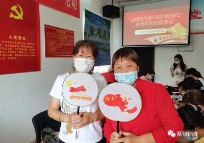 蔡甸：社区老人手绘团扇 绘就幸福晚年
