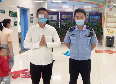 父亲抱着生病的孩子急拦警车求助，蔡甸民警拉响警笛6分钟送医