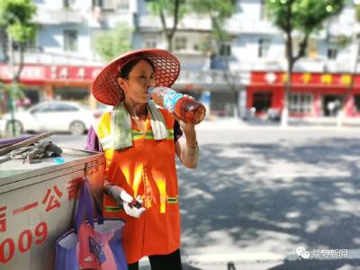 高温下的坚守丨蔡甸环卫工人用汗水“擦亮”城市“容颜”