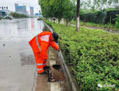 暴雨倾城 蔡甸环卫保市容畅通行