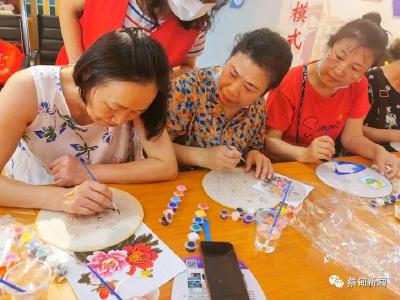 蔡甸：巧手绘团扇 文明进社区