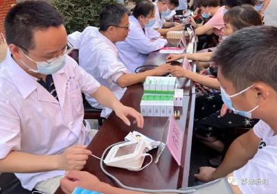 蔡甸区统一战线成员开展联合义诊活动