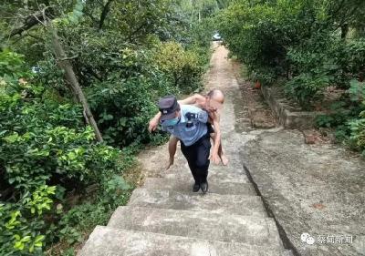 40度高温天，民警背起老爹爹爬50个台阶回家