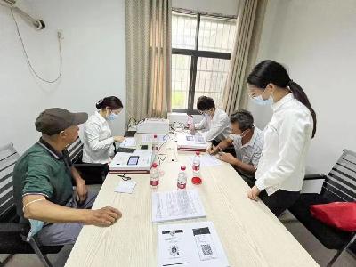 蔡甸：领证激活一次办 便民服务暖军心