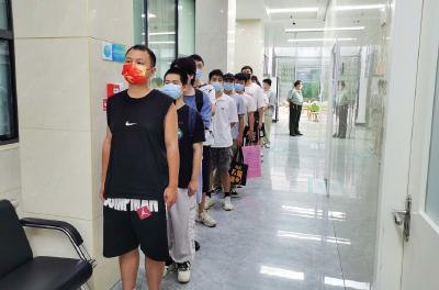 热血青年踊跃参军  蔡甸区征兵体检火热进行