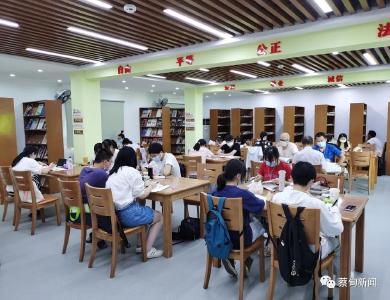 “充电”纳凉两不误，蔡甸图书馆成夏日避暑胜地