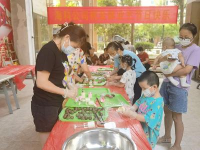  蔡甸居民巧手做月饼 情满溢中秋