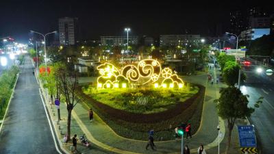国庆“氛围组”到位，立体花坛景观亮相蔡甸广场