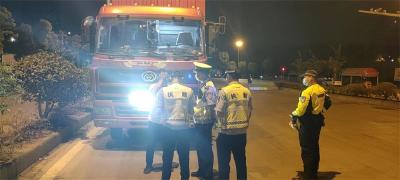  蔡甸交警巡警联动 严查夜间突出违法 