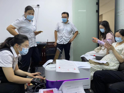喜迎二十大 | 蔡甸人社制卡服务送上门 为企业大开方便之门
