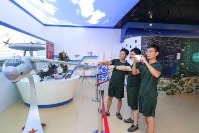 喜迎二十大丨蔡甸融媒青年编辑记者走进爱国教育展览馆 赓续红色基因