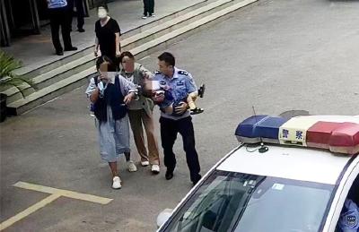 2岁幼童不慎摔下楼梯受伤， 民警逆行护送，仅用3分钟