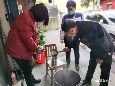 医者仁心！退休中医自费熬制预防中药赠邻里