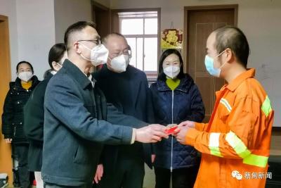  新春送关怀 武汉市总工会慰问蔡甸区一线环卫工人