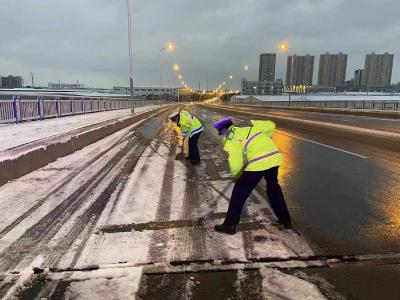 蔡甸：以雪为令，彻夜融雪保畅通