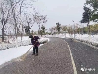 初雪过后，蔡甸园林守护者清雪护绿保安全