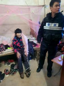 婆婆被捕兽夹“咬住”，蔡甸民警消防合力营救
