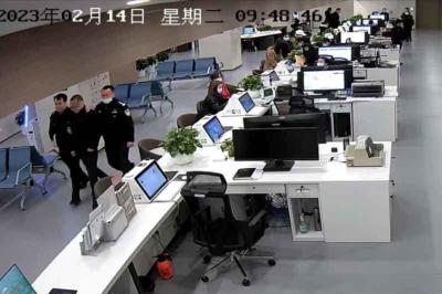 武汉蔡甸：网上逃犯窗口办证 民警巧妙周旋智擒