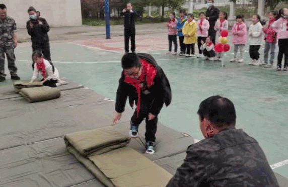 蔡甸消泗乡：大手拉小手，叠被我能行