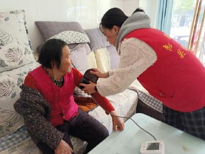 蔡甸消泗乡：“敲门行动”温暖老人心