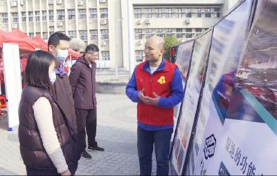 蔡甸区：学雷锋志愿者“摆摊设点”  零距离服务市民
