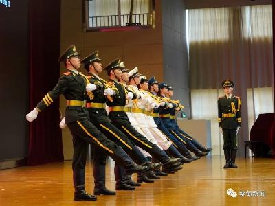 蔡甸区征兵宣传进高校 携笔从戎展英姿