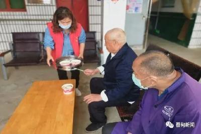 蔡甸消泗：浓浓饺子香 爱洒福利院