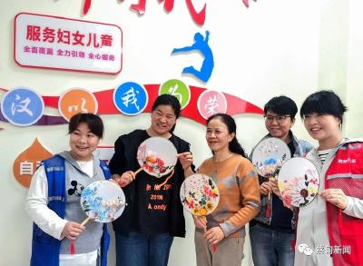 蔡甸恒大社区：献礼母亲节 巧手制团扇