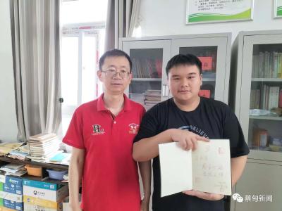 暖心！蔡甸教师亲手书写104份“嵌名联” 助力学生中考