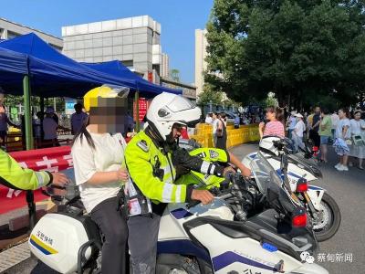 2名考生走错考点 蔡甸民警紧急护送