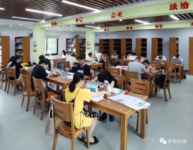 蔡甸：暑期掀起“读书热” 图书馆里书香浓