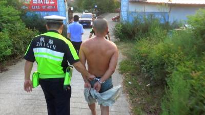 离谱！酒驾男子跳入臭水沟躲避交警 结果······