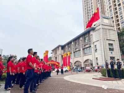 蔡甸小区里的爱国情怀：升国旗唱红歌庆华诞