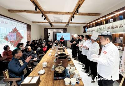 “一家煨汤十家香”，蔡甸藕汤里是小时候家的味道