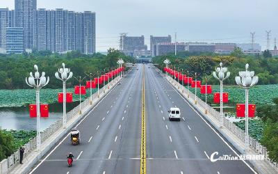 蔡甸“盛装”迎双节 满城红旗映繁花