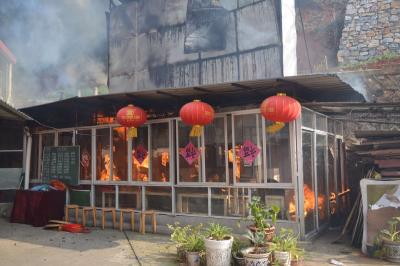 不放弃每一条生命 黄石消防员火中救狗