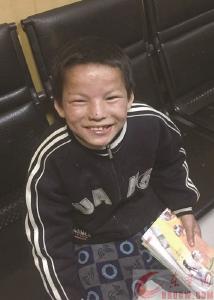 男孩徘徊街头 见了民警只笑不说话 如果你认识他 请帮他回家