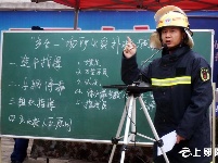 十堰消防举行棚户区灭火演习