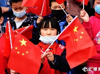 我与党旗合个影