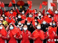 我与党旗合个影