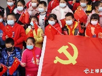 我与党旗合个影
