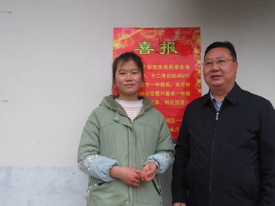 校长家访送年货 羡煞村里村外人